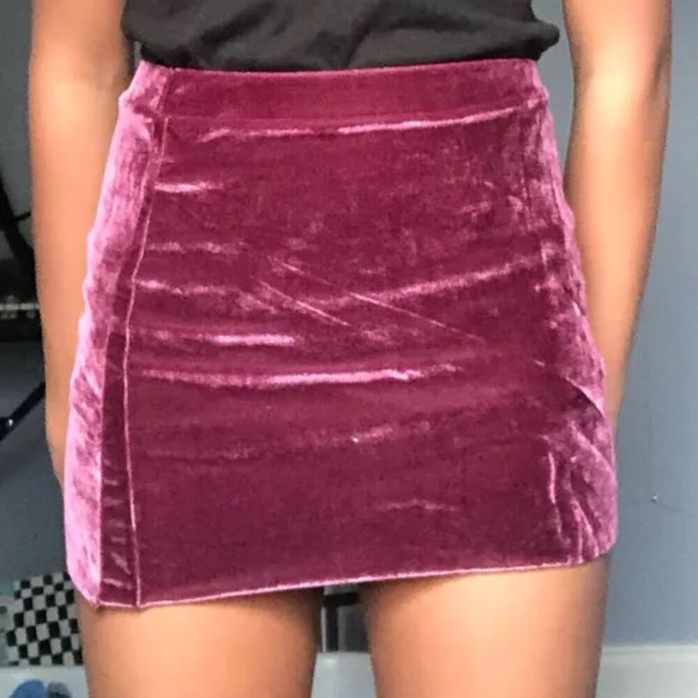 FOREVER 21: PURPLE VELOR PULL ON MINISKIRT SIZE L